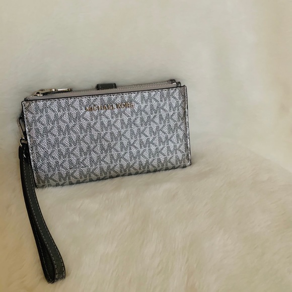 Michael Kors Handbags - Michael Kors Jet set Travel double zip wristlet